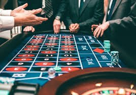 Platform sensasi777 menampilkan meja live-dealer dan antarmuka aplikasi mobile yang intuitif